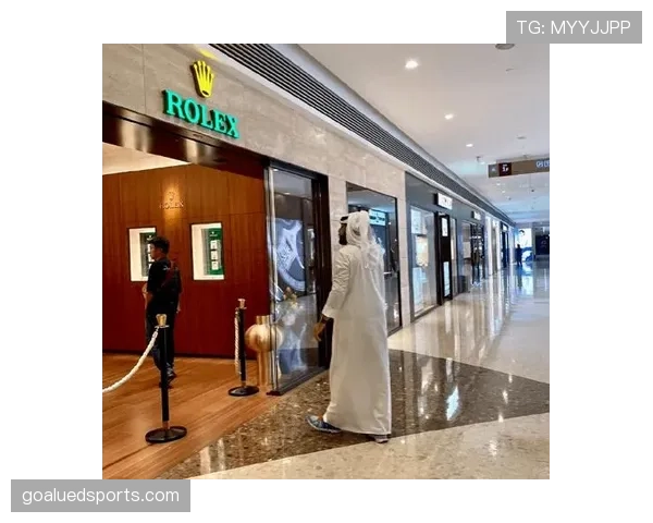 唐佳豪训练完直接去奢侈品店扫货，这自律和消费欲是真实存在的？