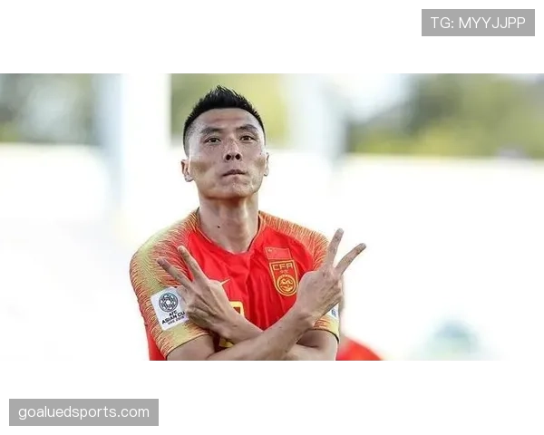 张玉宁戴金链拎菜篮，豪门气场和邻家感同框我笑岔气